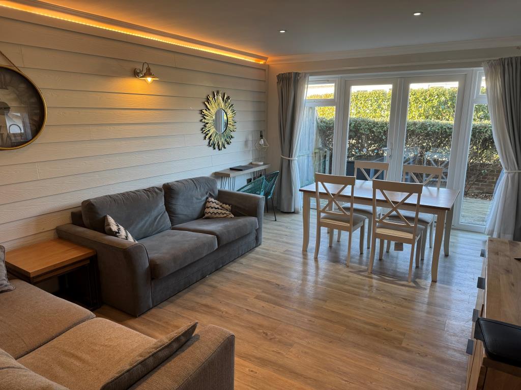 Lot: 6 - TWO-BEDROOM HOLIDAY BUNGALOW - The living room/dining area